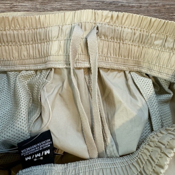 Under Armour‎ Women’s Flex Woven 3" Crinkle Shorts Active Size Medium Khaki Base - Picture 6 of 7